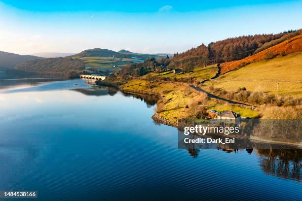 ladybower reservoir nella upper derwent valley nel derbyshire, inghilterra - bacino derwent foto e immagini stock