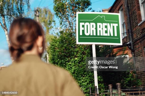 home for rent with real estate sign - wohnungsprobleme stock-fotos und bilder