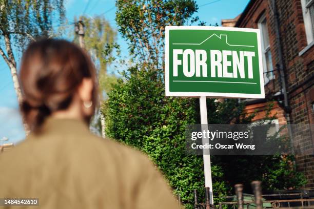 home for rent with real estate sign - real estate sign fotografías e imágenes de stock