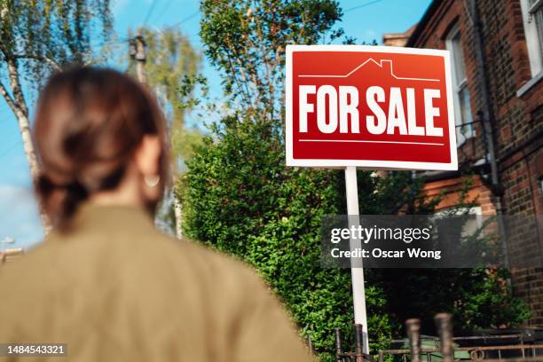 home for sale with real estate sign - house for sale uk stock pictures, royalty-free photos & images