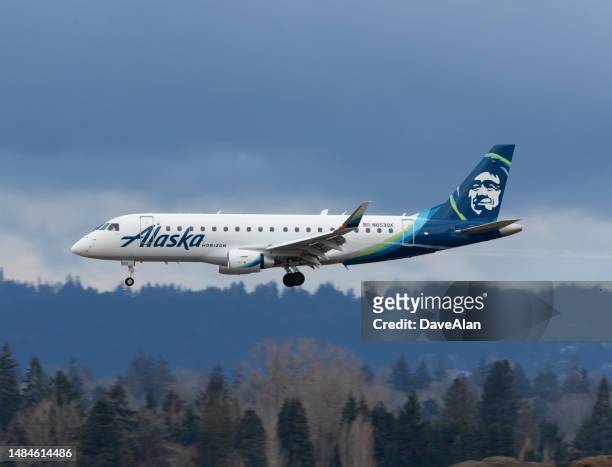 horizon air embraer 175. - alaska airlines stock-fotos und bilder