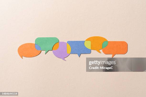 speech bubbles connected with common grounds, paper craft - vorm van communicatie stockfoto's en -beelden