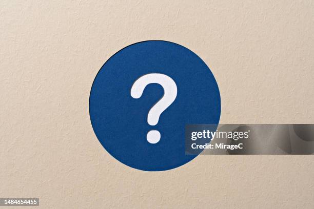 blue question mark in a circle frame, paper craft - quiz fotografías e imágenes de stock