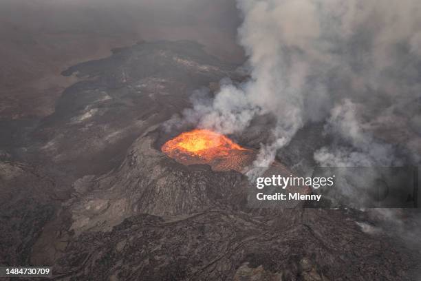 icelandic fagradalsfjall volcano crater iceland volcanic eruption - active volcano stockfoto's en -beelden