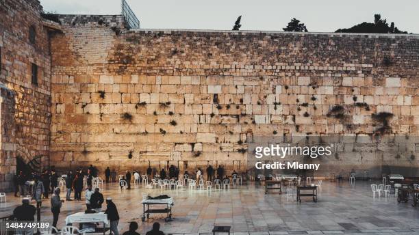 muro occidentale gerusalemme israele affollato panorama del muro del pianto - muro del pianto foto e immagini stock
