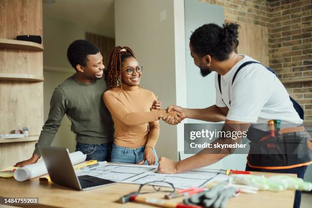nous avons une bonne affaire ! - entrepreneur en bâtiment photos et images de collection