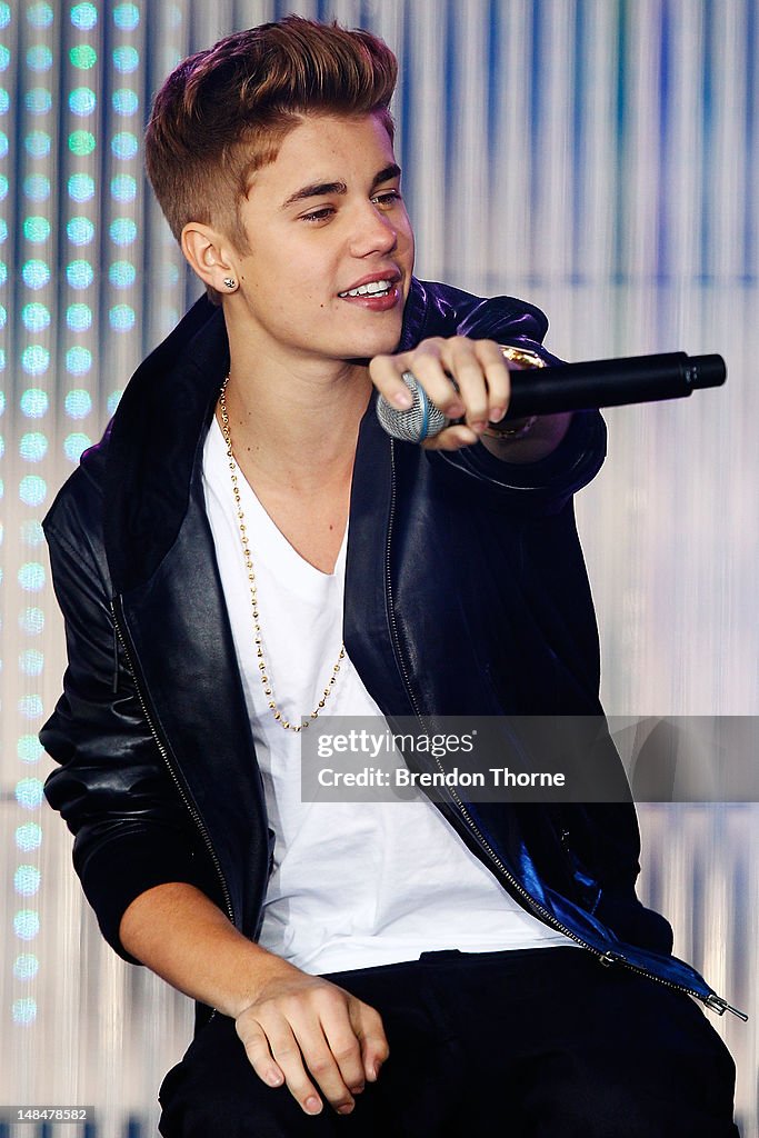 Justin Bieber Performs Live On Sunrise