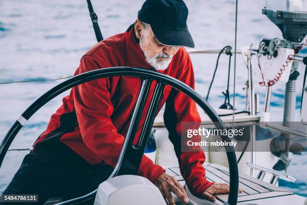 skipper sailing on sailboat - capitão-de-equipa imagens e fotografias de stock