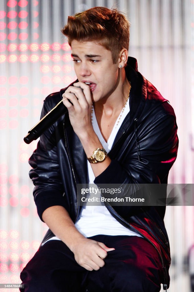 Justin Bieber Performs Live On Sunrise