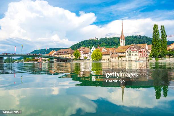 stein am rhein am rheinufer im sommer - rhein stock-fotos und bilder