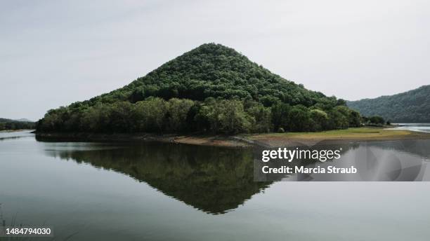 dark green rocky triangular hill reflecting in a mountain lake - tennessee hills stock pictures, royalty-free photos & images