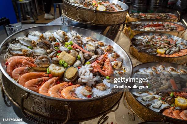 seafoods pot set selling at night market - hot pots stock-fotos und bilder