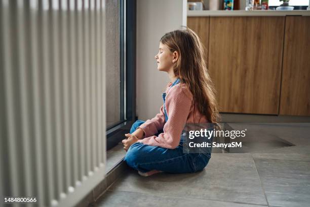 beautiful girl flooring - small child sitting on floor stockfoto's en -beelden