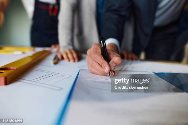 Signing Pics 171 Man Signing Paper Drawing Stock Photos, High-Res Pictures, and ...