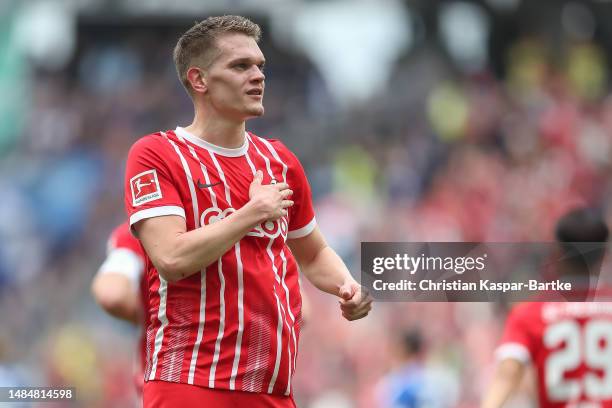 Matthias Ginter of SC Freiburg celebrates after scoring his team’s fourth goal during the Bundesliga match between Sport-Club Freiburg and FC Schalke...