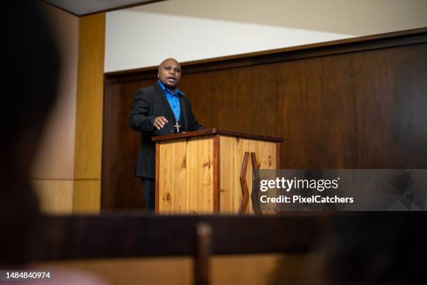 pastor predigt von der kanzel - gospel stock-fotos und bilder