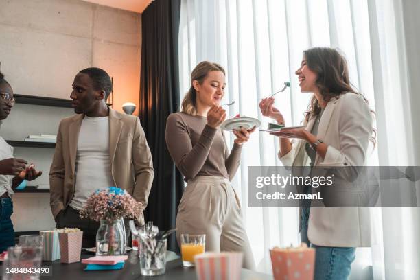 due amiche sorridenti che rivivono i ricordi e si divertono al gender reveal party - rompere il ghiaccio foto e immagini stock