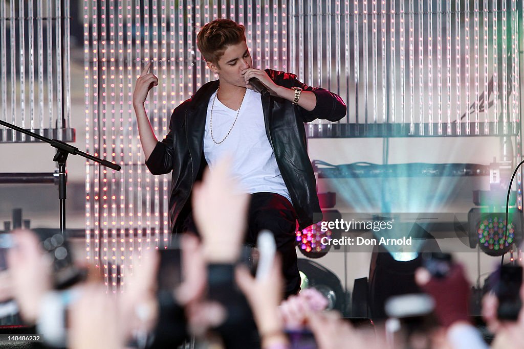 Justin Bieber Performs Live On Sunrise