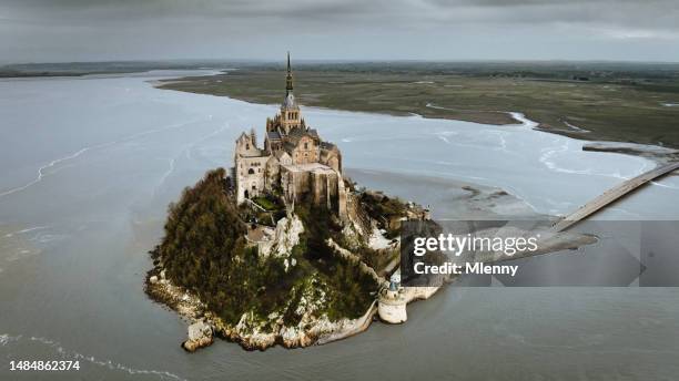 mont saint-michel abtei luftpanorama normandie frankreich - atlantikküste frankreich stock-fotos und bilder