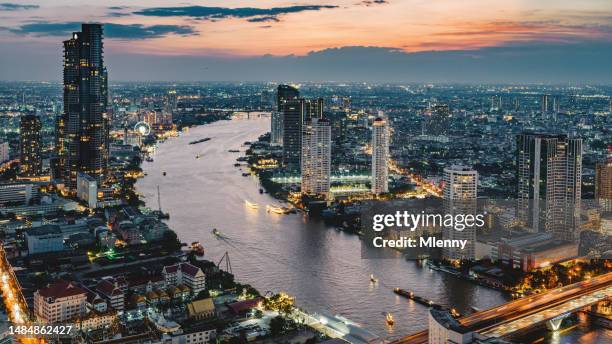 beleuchtetes bangkok stadtbild chao phraya fluss thailand sonnenuntergang panorama - bangkok stock-fotos und bilder