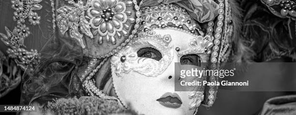 closeup portrait of beautiful woman wearing colorful carnival mask - mascara carnaval imagens e fotografias de stock
