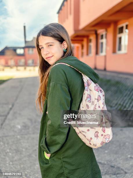 smiling elementary school girl with bagpack - bagpack stock pictures, royalty-free photos & images