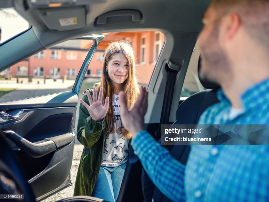Vater im Auto setzt Tochter vor Schultoren ab