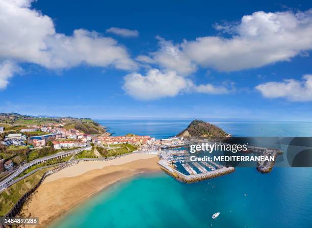 ギプスクアギプスコアバスク地方のゲタリアビーチビレッジのスカイライン空撮 - spanish basque country ストックフォトと画像