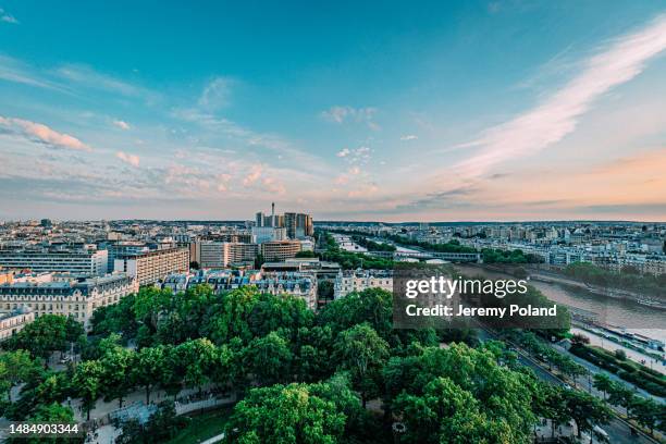 high angle view from the eiffel tower looking southwest of pont de bir-hakeim - île de france imagens e fotografias de stock