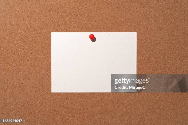 blank reminder note pinned on cork bulletin board - ピンを刺す ストックフォトと画像