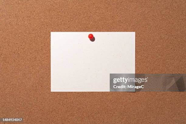 blank reminder note pinned on cork bulletin board - pinning bildbanksfoton och bilder