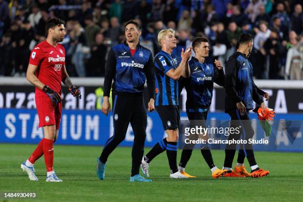 Players of Atalanta BC celebrates after winning during the Serie A match between Atalanta BC and AS Roma at Gewiss Stadium on April 24, 2023 in...