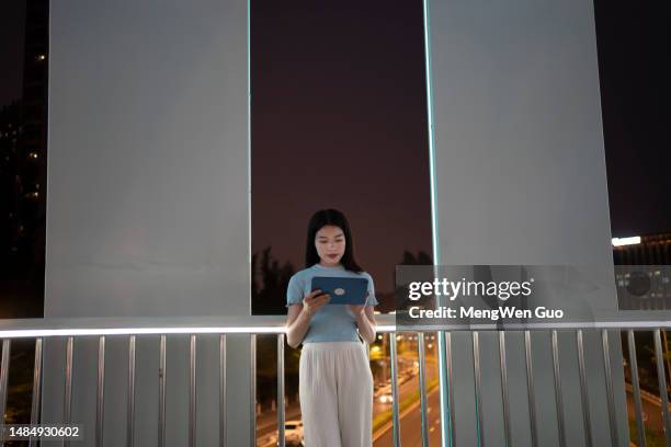 belle donne che lavorano su tavolette su ponti - nl ebook foto e immagini stock