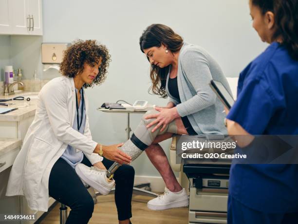 doctora y paciente amputada - amputado fotografías e imágenes de stock