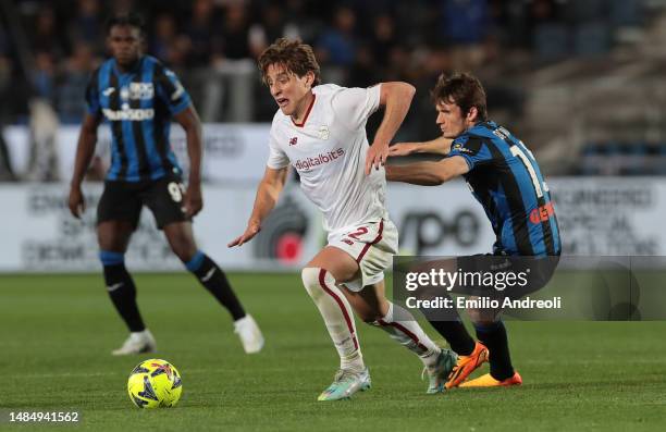 Edoardo Bove of AS Roma is challenged by Marten De Roon of Atalanta BC during the Serie A match between Atalanta BC and AS Roma at Gewiss Stadium on...