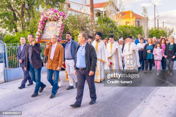 pessoas locais e sacerdotes da igreja ortodoxa grega marcham para o ritual do dia da festa de zoodochos pigi em mitilene, ilha de lesbos, grécia - greek easter - fotografias e filmes do acervo