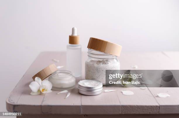 natural cosmetics - cosmetic bottle stockfoto's en -beelden