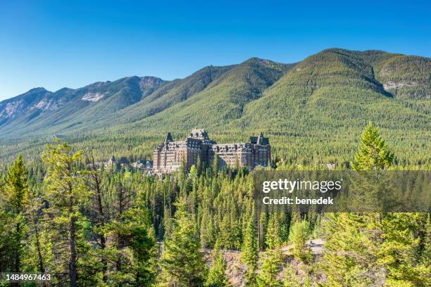 canadian rockies forest banff hotel - parque nacional de banff - fotografias e filmes do acervo