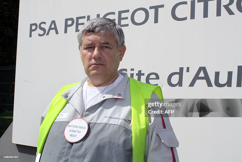Worker of French carmaker PSA Peugeot Ci