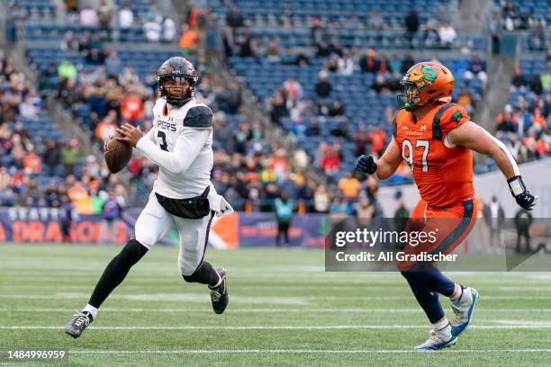 Quarterback Jalan McClendon of the Vegas Vipers looks to throw the ball during the second half of the game against the Seattle Sea Dragons at Lumen...