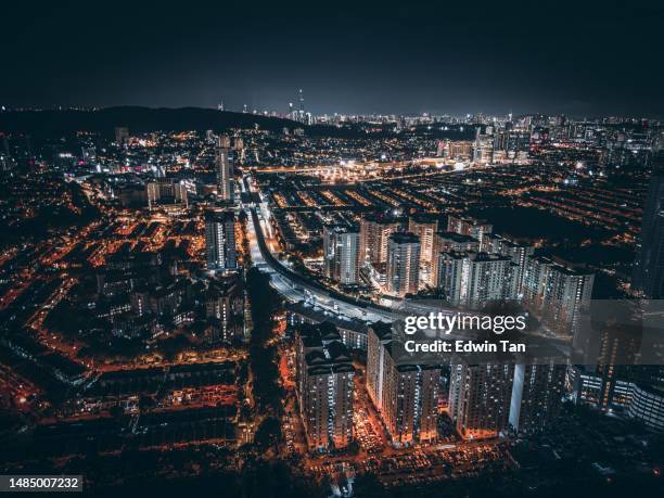 drone punto de vista distrito residencial por la noche - pueblo malasio fotografías e imágenes de stock