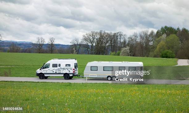 automobile towing caravan - towing caravan stock pictures, royalty-free photos & images