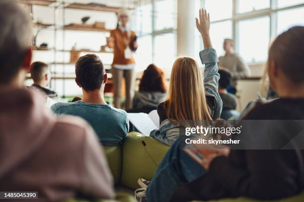 ¿puedo preguntar algo? - alzar la mano fotografías e imágenes de stock