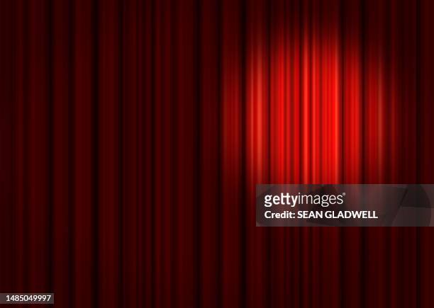 spotlight on red theatre curtains - red curtain stockfoto's en -beelden