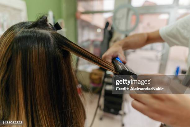 hair straightening - haar straighten stockfoto's en -beelden