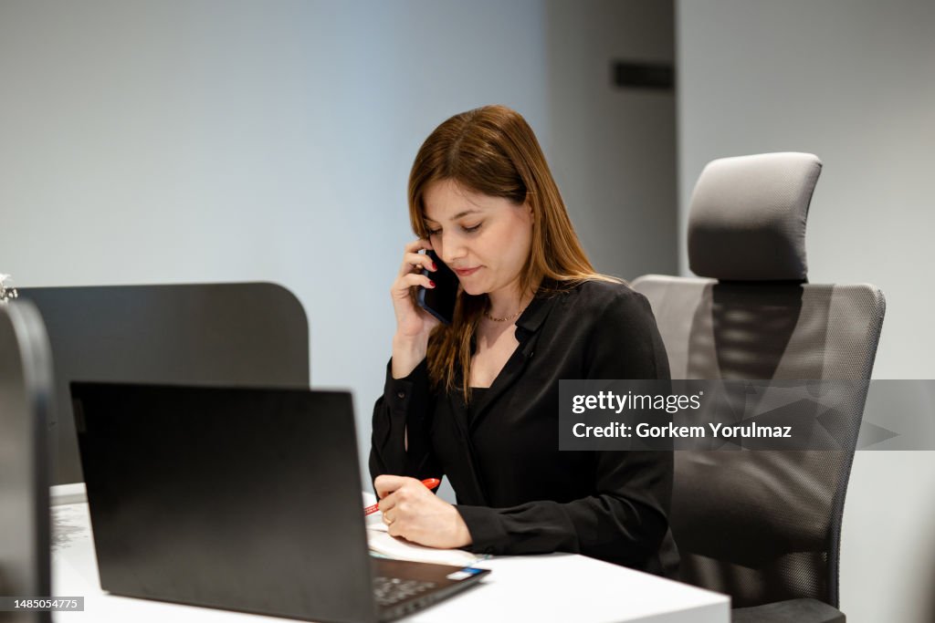 Eine Mitarbeiterin, die sich mit einem Kunden an einem Computer trifft