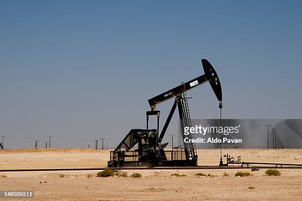 oil well. - oil well foto e immagini stock