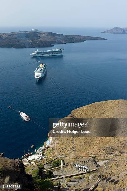 gondola and cruiseships at anchor. - fira foto e immagini stock