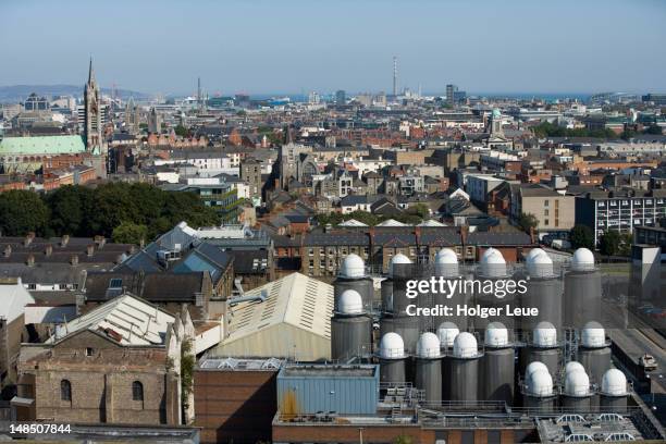 overview of brewery and city from gravity bar at guinness storehouse brewery. - 健力士倉庫 個照片及圖片檔