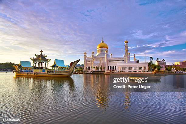 late afternoon light on the omar ali saifuddien mosque. - brunei stock pictures, royalty-free photos & images